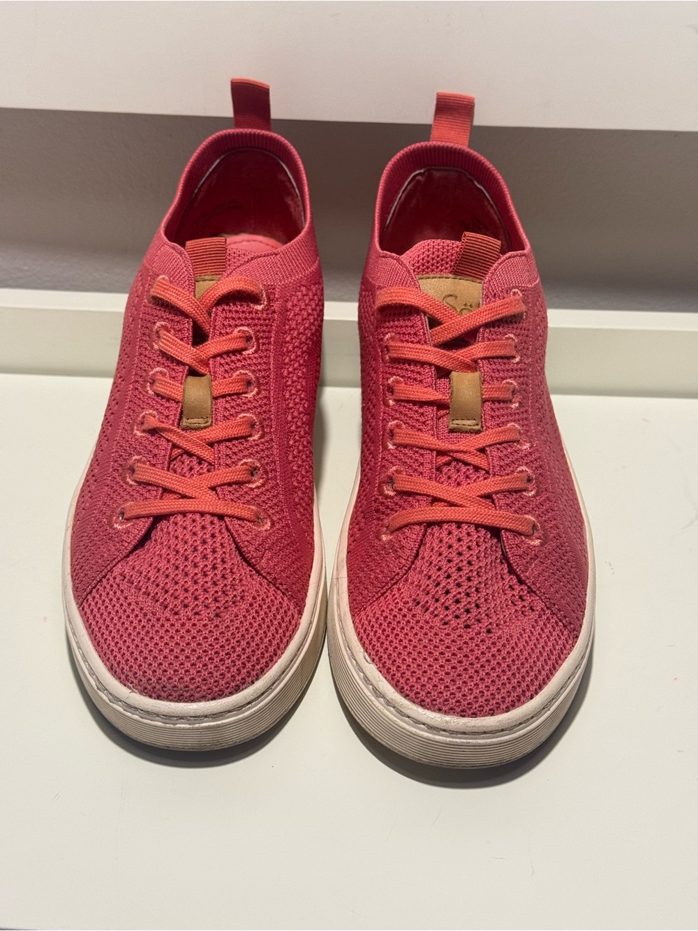 Women’s SOFFT Sneakers in Coral Knit and Leather Size 7M Great Condition!